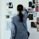 Mujer observando imágenes en una pared