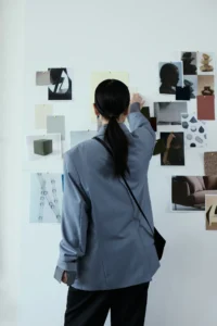 Mujer observando imágenes en una pared