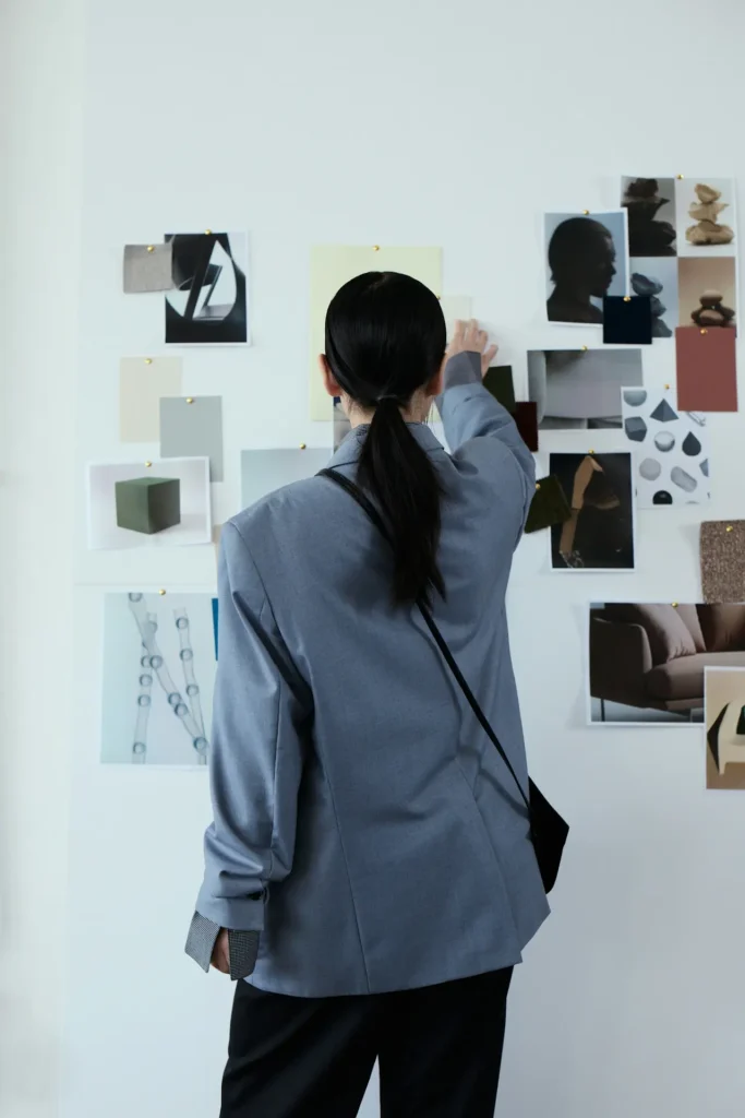 Mujer observando imágenes en una pared
