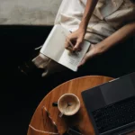 Mujer apuntando notas en su libreta
