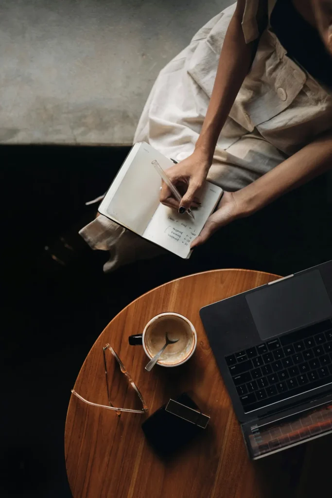 Mujer apuntando notas en su libreta