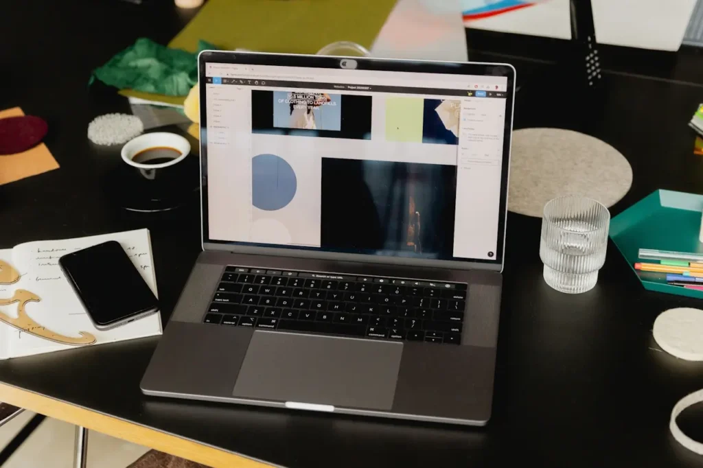 Mesa de trabajo con portátil, café y documentos