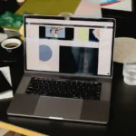 Mesa de trabajo con portátil, café y documentos