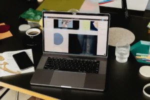 Mesa de trabajo con portátil, café y documentos