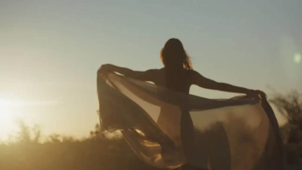 Mujer en sintonía con la naturaleza
