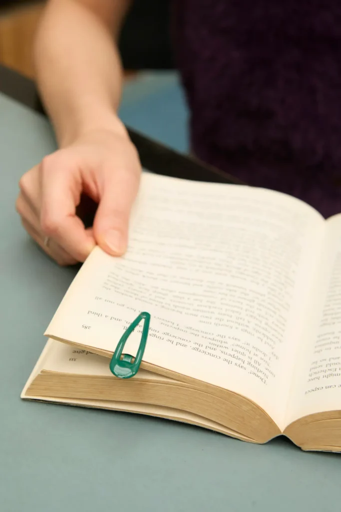 Mujer leyendo un libro