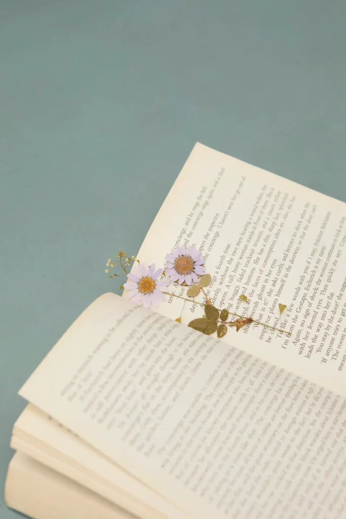 Libro abierto en cuyas paginas hay unas florecillas