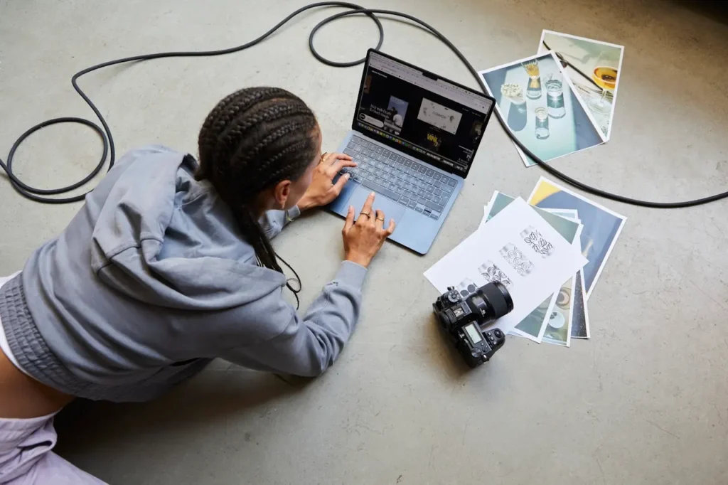 Mujer esitando fotografías en su portátil